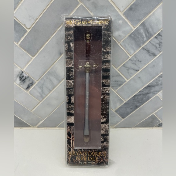 Urban Decay - Game of Thrones makeup brush - Arya Stark’s “Needle” - Picture 1 of 4